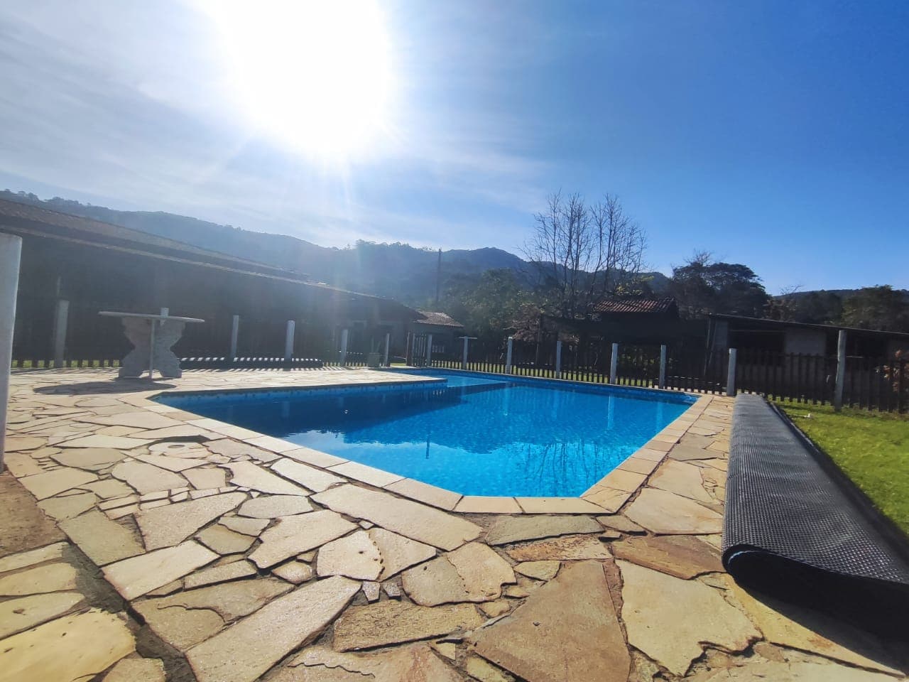 ✨ CHÁCARA EXCLUSIVA À VENDA – ALTO PADRÃO ✨ 📍 Extrema /MG📐 Área total: 5.069 m² 🏗️ Área construída: 400 m² 📄 Documentação: Escritura ✔️ 🪑 Venda: Porteira fechada