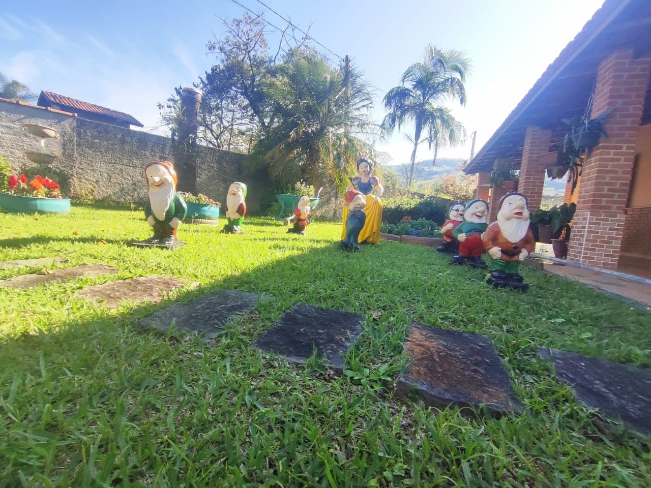 ✨ CHÁCARA EXCLUSIVA À VENDA – ALTO PADRÃO ✨ 📍 Extrema /MG📐 Área total: 5.069 m² 🏗️ Área construída: 400 m² 📄 Documentação: Escritura ✔️ 🪑 Venda: Porteira fechada