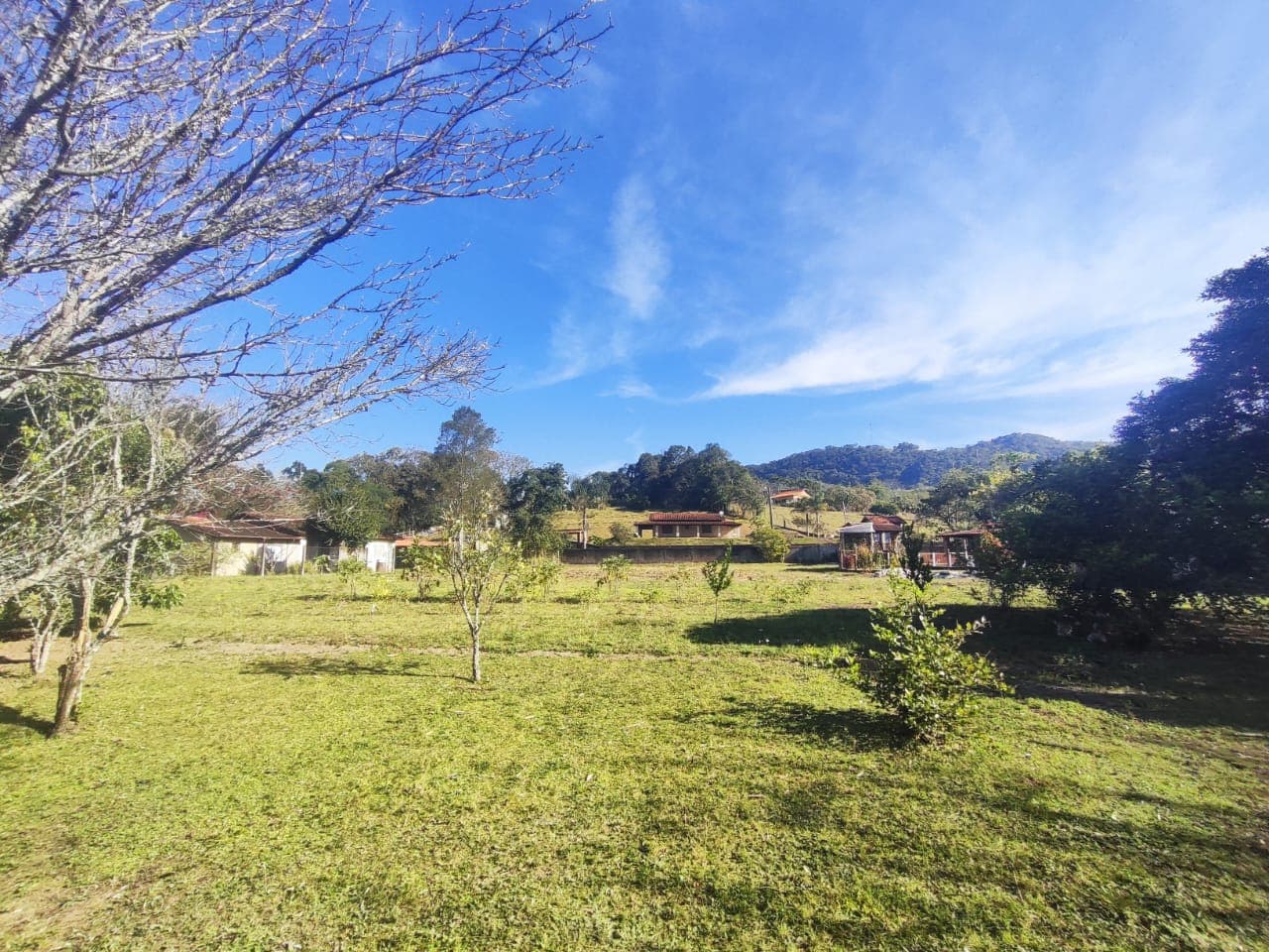 ✨ CHÁCARA EXCLUSIVA À VENDA – ALTO PADRÃO ✨ 📍 Extrema /MG📐 Área total: 5.069 m² 🏗️ Área construída: 400 m² 📄 Documentação: Escritura ✔️ 🪑 Venda: Porteira fechada
