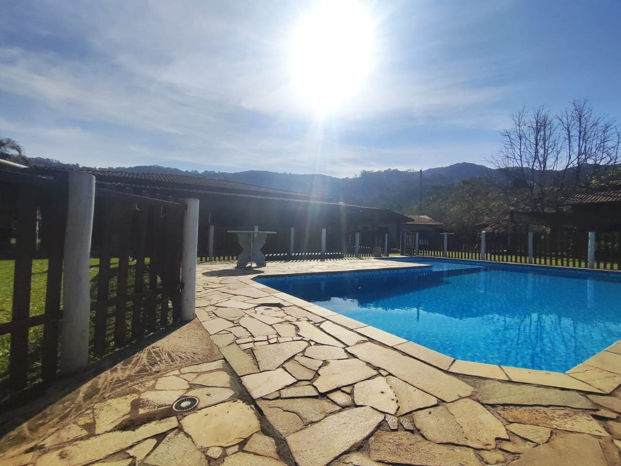 ✨ CHÁCARA EXCLUSIVA À VENDA – ALTO PADRÃO ✨ 📍 Extrema /MG📐 Área total: 5.069 m² 🏗️ Área construída: 400 m² 📄 Documentação: Escritura ✔️ 🪑 Venda: Porteira fechada
