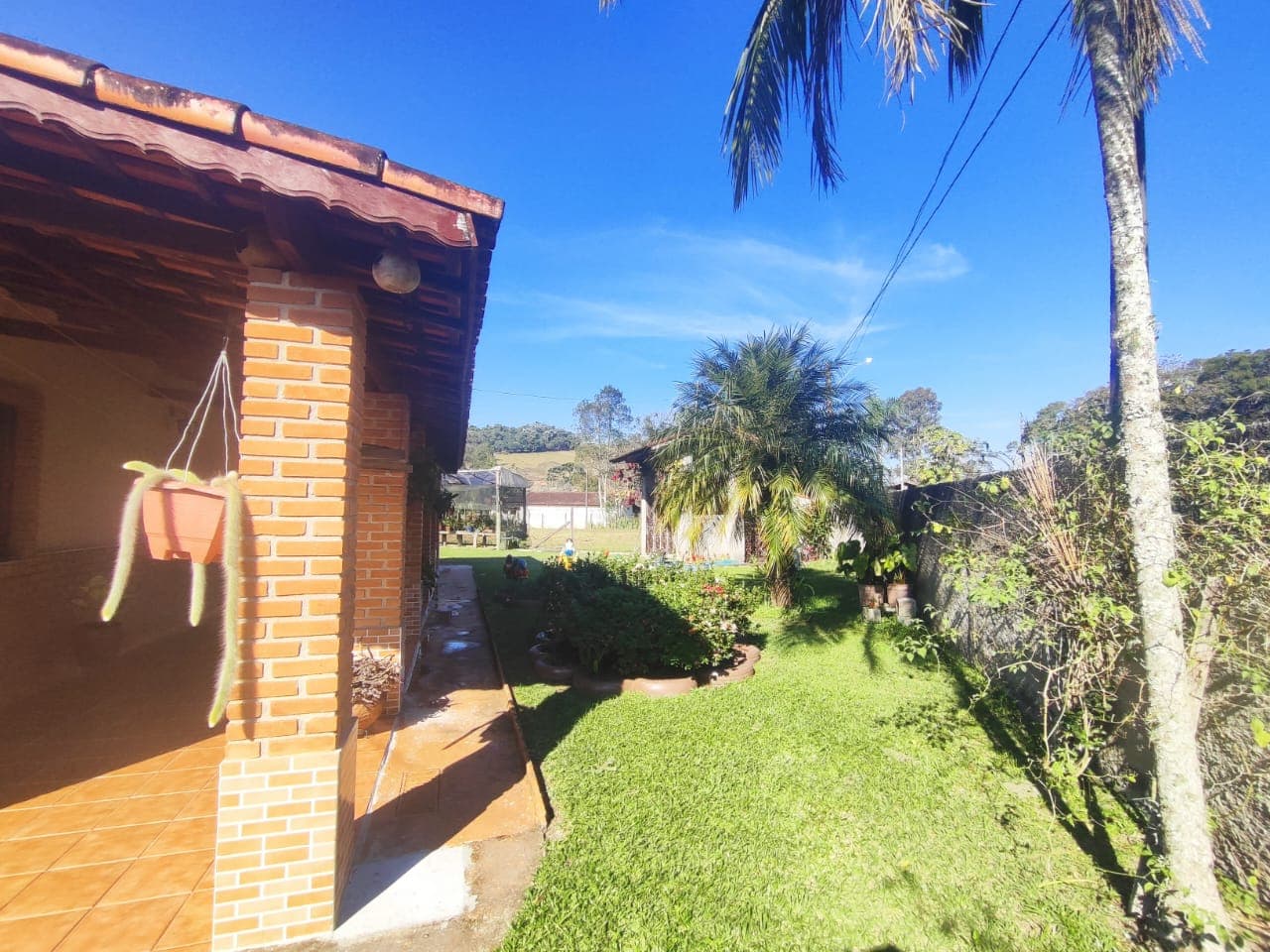 ✨ CHÁCARA EXCLUSIVA À VENDA – ALTO PADRÃO ✨ 📍 Extrema /MG📐 Área total: 5.069 m² 🏗️ Área construída: 400 m² 📄 Documentação: Escritura ✔️ 🪑 Venda: Porteira fechada