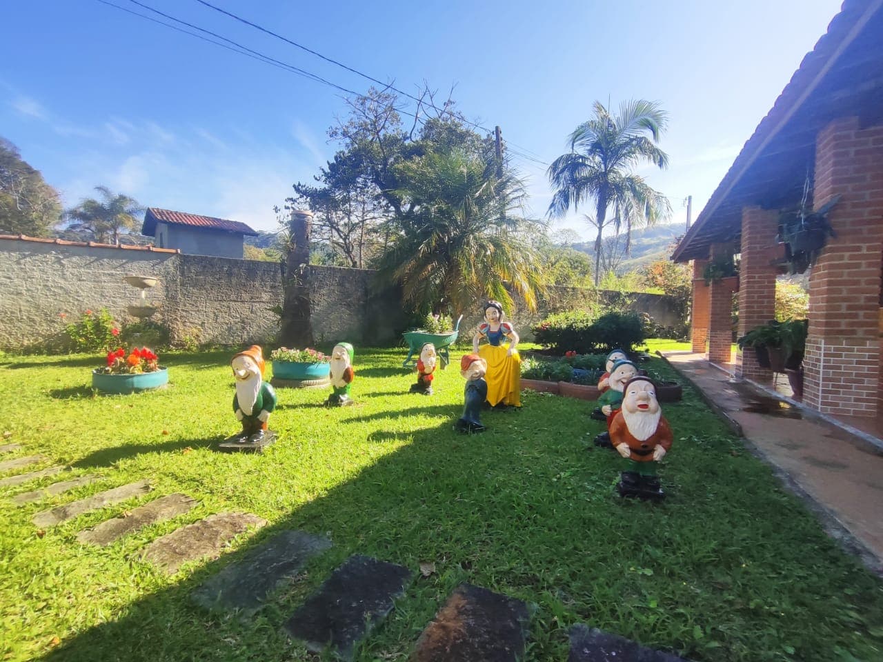 ✨ CHÁCARA EXCLUSIVA À VENDA – ALTO PADRÃO ✨ 📍 Extrema /MG📐 Área total: 5.069 m² 🏗️ Área construída: 400 m² 📄 Documentação: Escritura ✔️ 🪑 Venda: Porteira fechada