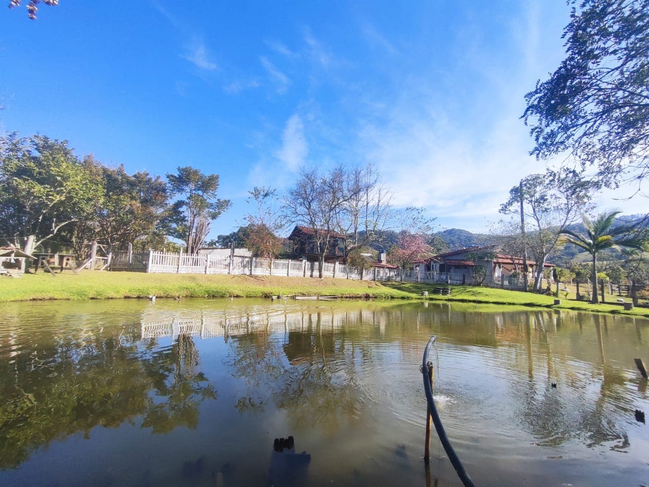 ✨ CHÁCARA EXCLUSIVA À VENDA – ALTO PADRÃO ✨ 📍 Extrema /MG📐 Área total: 5.069 m² 🏗️ Área construída: 400 m² 📄 Documentação: Escritura ✔️ 🪑 Venda: Porteira fechada