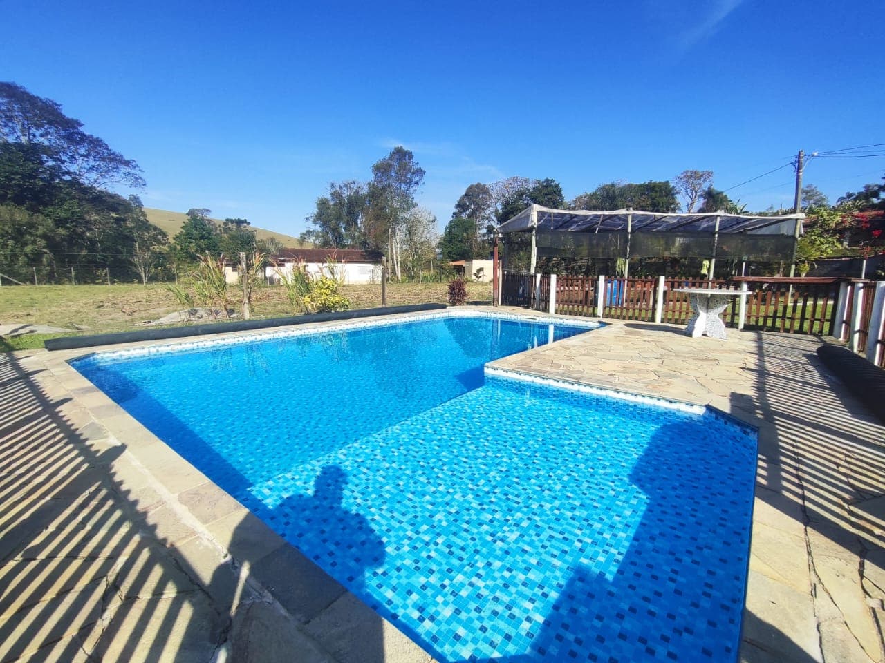 ✨ CHÁCARA EXCLUSIVA À VENDA – ALTO PADRÃO ✨ 📍 Extrema /MG📐 Área total: 5.069 m² 🏗️ Área construída: 400 m² 📄 Documentação: Escritura ✔️ 🪑 Venda: Porteira fechada