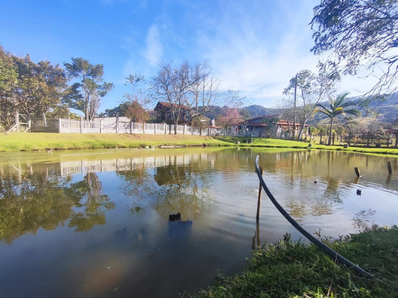 ✨ CHÁCARA EXCLUSIVA À VENDA – ALTO PADRÃO ✨ 📍 Extrema /MG📐 Área total: 5.069 m² 🏗️ Área construída: 400 m² 📄 Documentação: Escritura ✔️ 🪑 Venda: Porteira fechada
