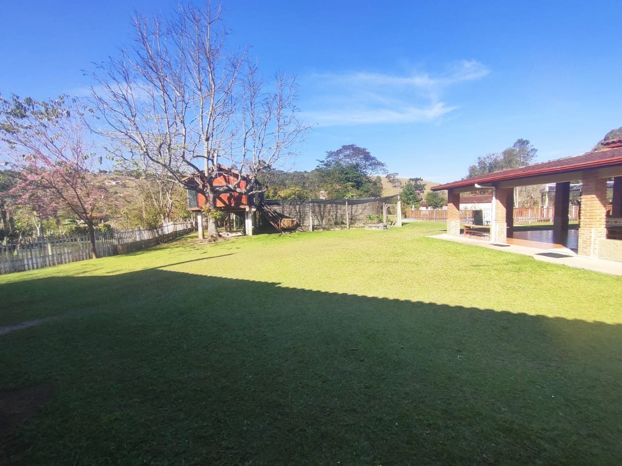 ✨ CHÁCARA EXCLUSIVA À VENDA – ALTO PADRÃO ✨ 📍 Extrema /MG📐 Área total: 5.069 m² 🏗️ Área construída: 400 m² 📄 Documentação: Escritura ✔️ 🪑 Venda: Porteira fechada