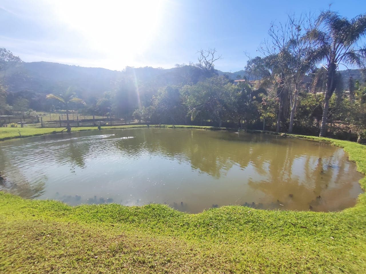 ✨ CHÁCARA EXCLUSIVA À VENDA – ALTO PADRÃO ✨ 📍 Extrema /MG📐 Área total: 5.069 m² 🏗️ Área construída: 400 m² 📄 Documentação: Escritura ✔️ 🪑 Venda: Porteira fechada