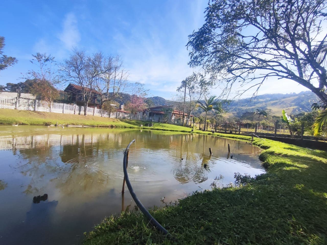 ✨ CHÁCARA EXCLUSIVA À VENDA – ALTO PADRÃO ✨ 📍 Extrema /MG📐 Área total: 5.069 m² 🏗️ Área construída: 400 m² 📄 Documentação: Escritura ✔️ 🪑 Venda: Porteira fechada