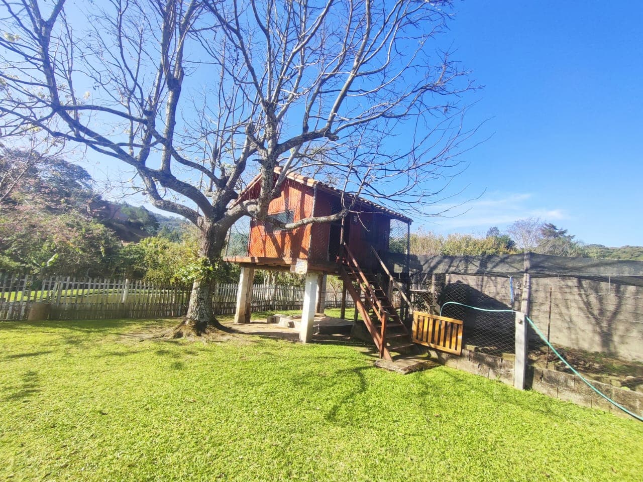 ✨ CHÁCARA EXCLUSIVA À VENDA – ALTO PADRÃO ✨ 📍 Extrema /MG📐 Área total: 5.069 m² 🏗️ Área construída: 400 m² 📄 Documentação: Escritura ✔️ 🪑 Venda: Porteira fechada