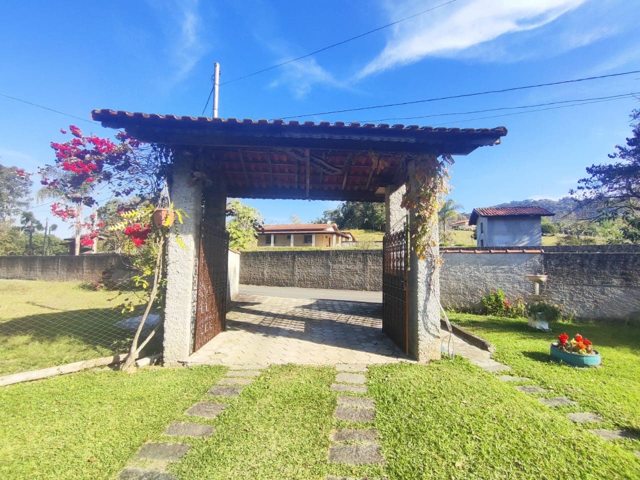 ✨ CHÁCARA EXCLUSIVA À VENDA – ALTO PADRÃO ✨ 📍 Extrema /MG📐 Área total: 5.069 m² 🏗️ Área construída: 400 m² 📄 Documentação: Escritura ✔️ 🪑 Venda: Porteira fechada