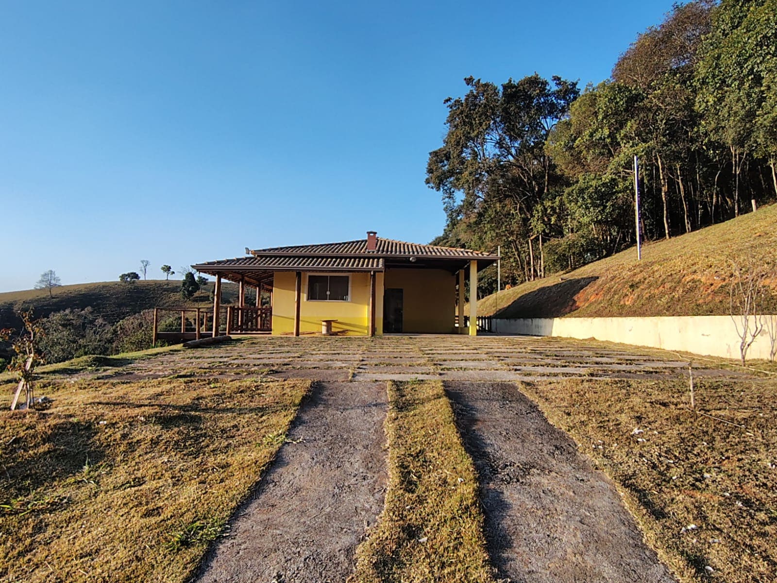 🌿 Chácara à venda na Serra da Mantiqueira – Bueno Brandão ✨ Refúgio dos sonhos com 10.000 m² de natureza, conforto e potencial produtivo!