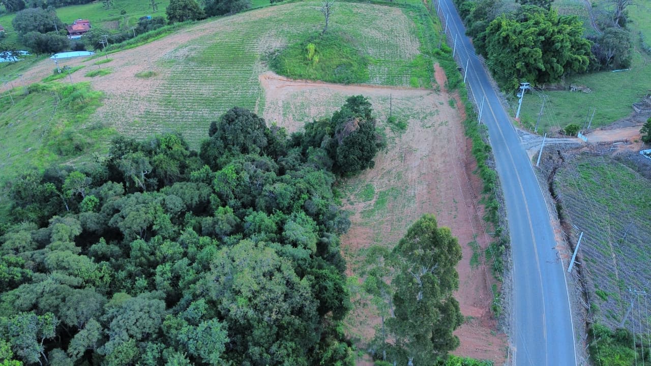 🏡 TERRENO À VENDA EM Munhoz 📐 Área total de 4.600 m² 📍 Localização privilegiada — apenas 300 metros do centro, na beira da rodovia