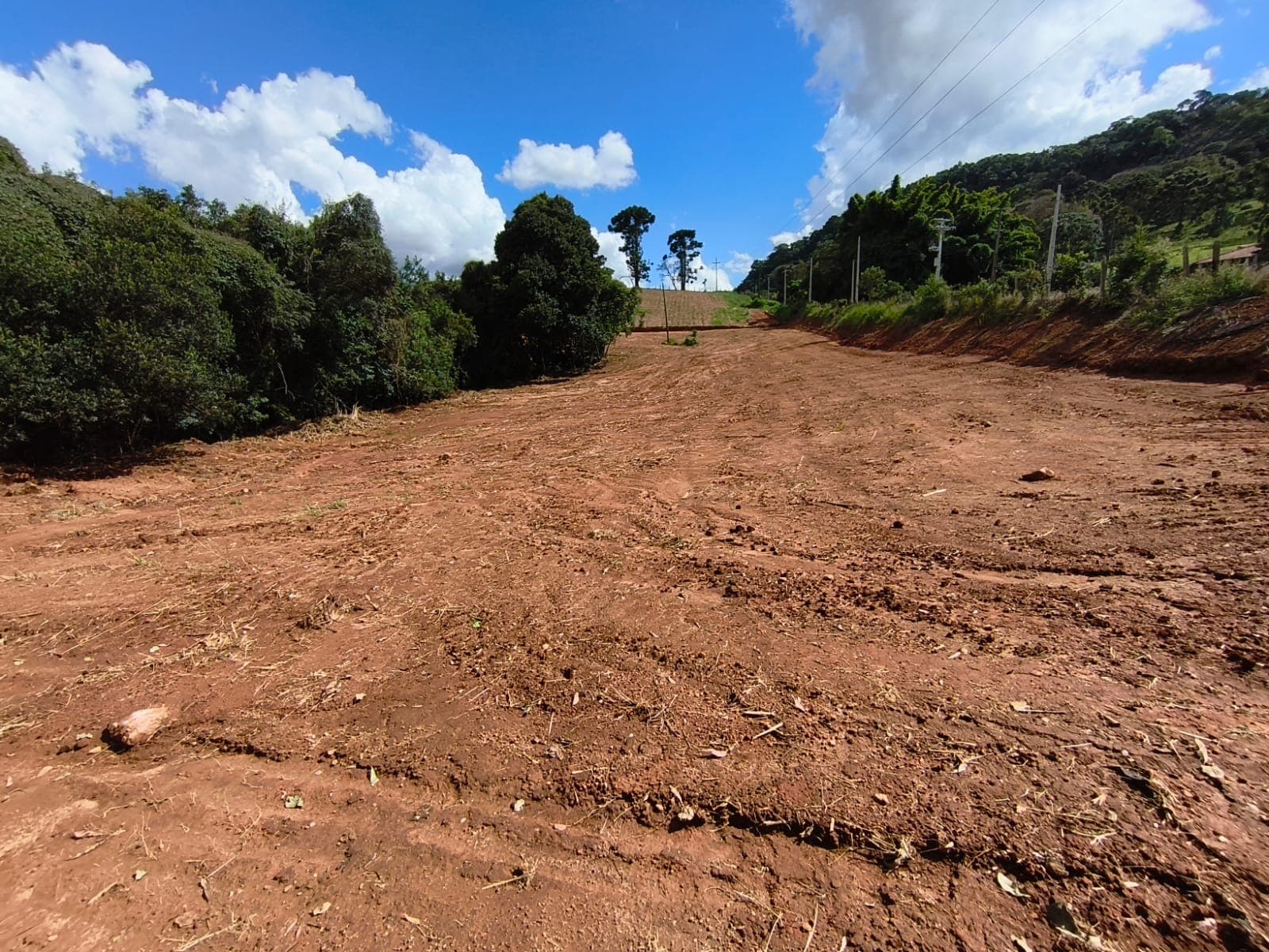 🏡 TERRENO À VENDA EM Munhoz 📐 Área total de 4.600 m² 📍 Localização privilegiada — apenas 300 metros do centro, na beira da rodovia