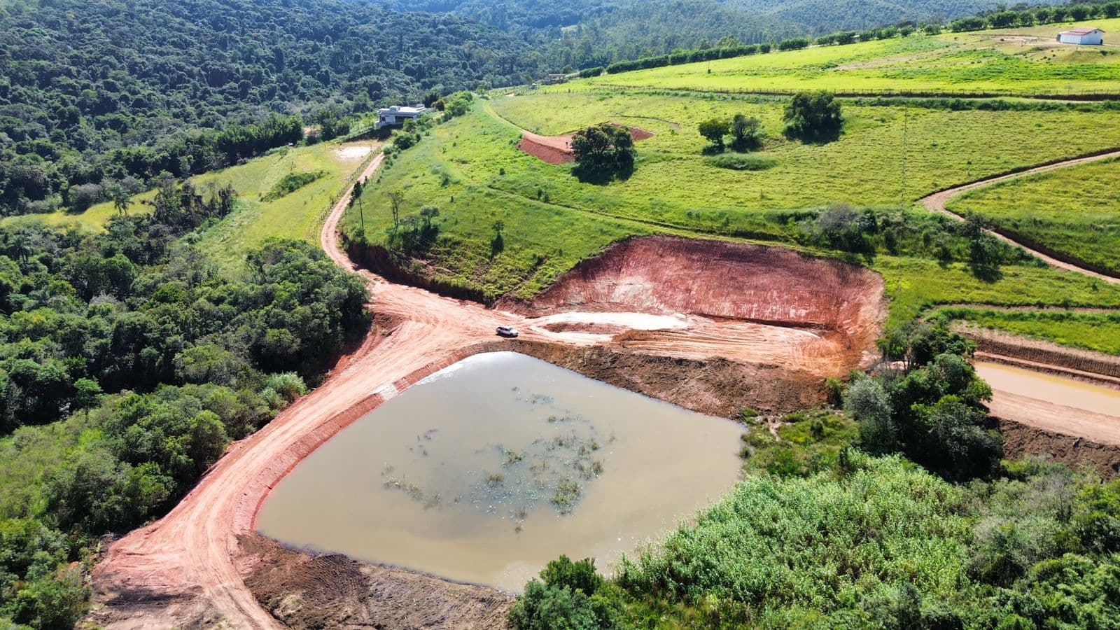 🌄 TERRENO À VENDA – 23.000m² 🌿✔ Terraplenagem pronta ✔ Lago nos fundos com nascente ✔ Vista incrível ✔ Internet fibra óptica ✔ 20% de área nativa preservada