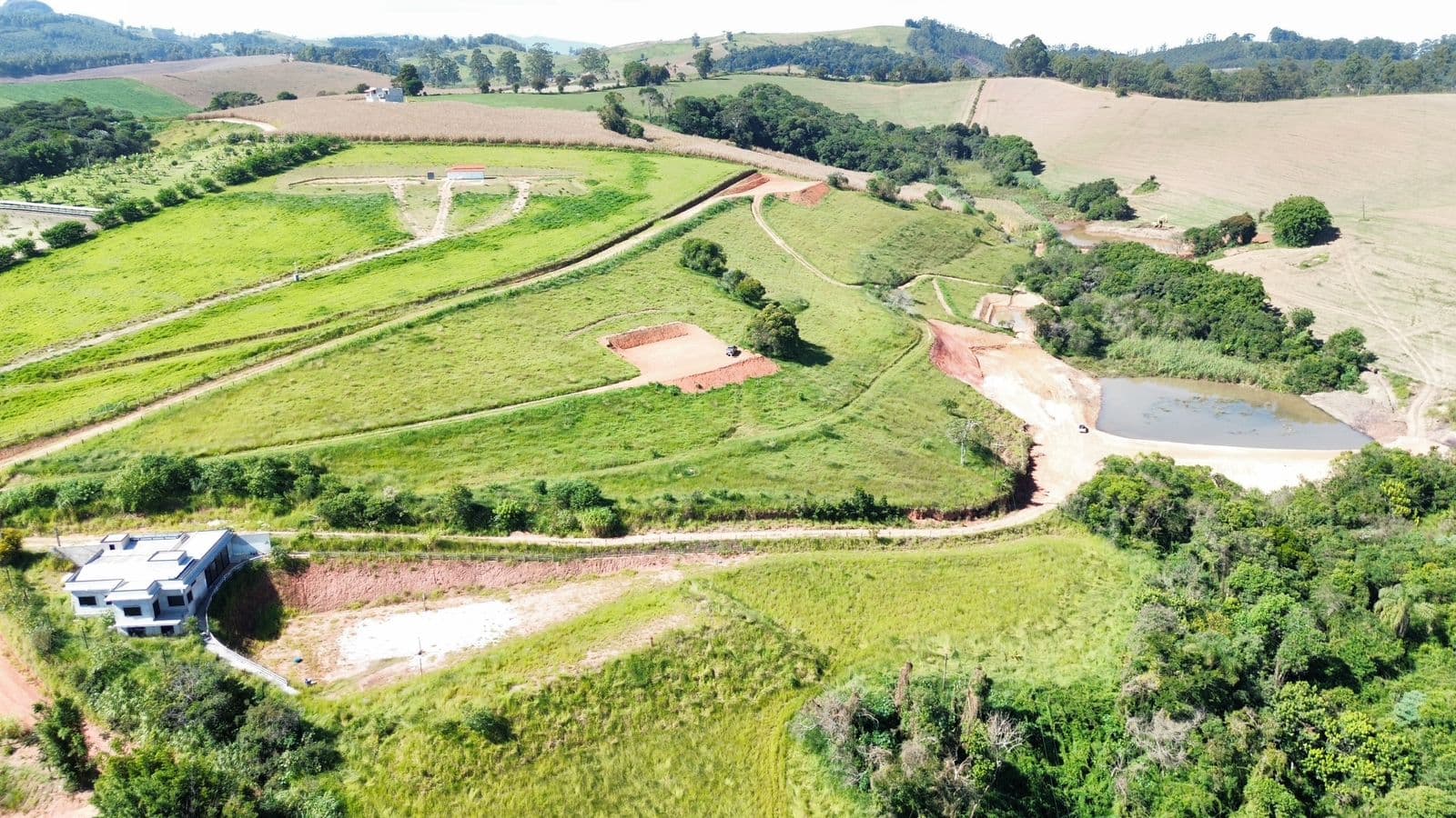 🌄 TERRENO À VENDA – 23.000m² 🌿✔ Terraplenagem pronta ✔ Lago nos fundos com nascente ✔ Vista incrível ✔ Internet fibra óptica ✔ 20% de área nativa preservada