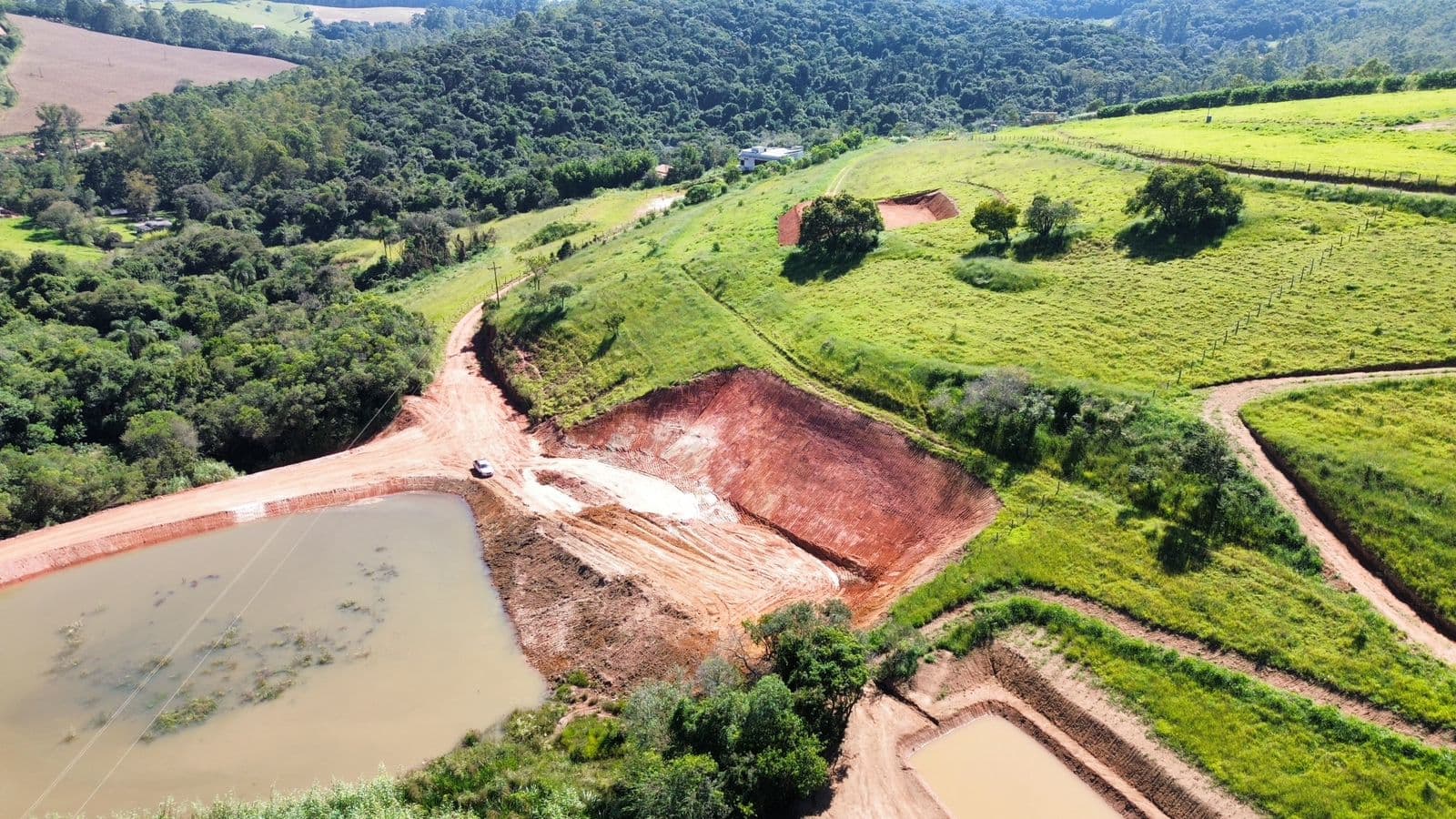 🌄 TERRENO À VENDA – 23.000m² 🌿✔ Terraplenagem pronta ✔ Lago nos fundos com nascente ✔ Vista incrível ✔ Internet fibra óptica ✔ 20% de área nativa preservada