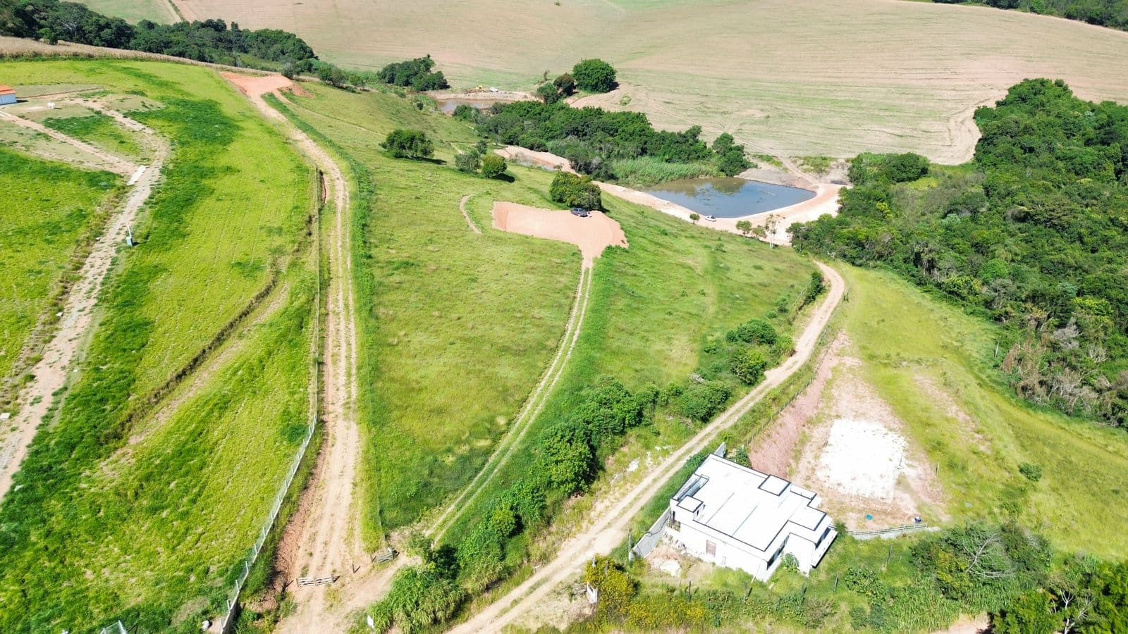 🌄 TERRENO À VENDA – 23.000m² 🌿✔ Terraplenagem pronta ✔ Lago nos fundos com nascente ✔ Vista incrível ✔ Internet fibra óptica ✔ 20% de área nativa preservada