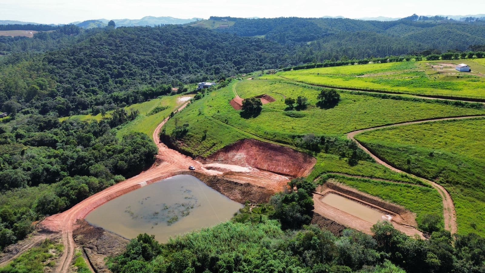 🌄 TERRENO À VENDA – 23.000m² 🌿✔ Terraplenagem pronta ✔ Lago nos fundos com nascente ✔ Vista incrível ✔ Internet fibra óptica ✔ 20% de área nativa preservada