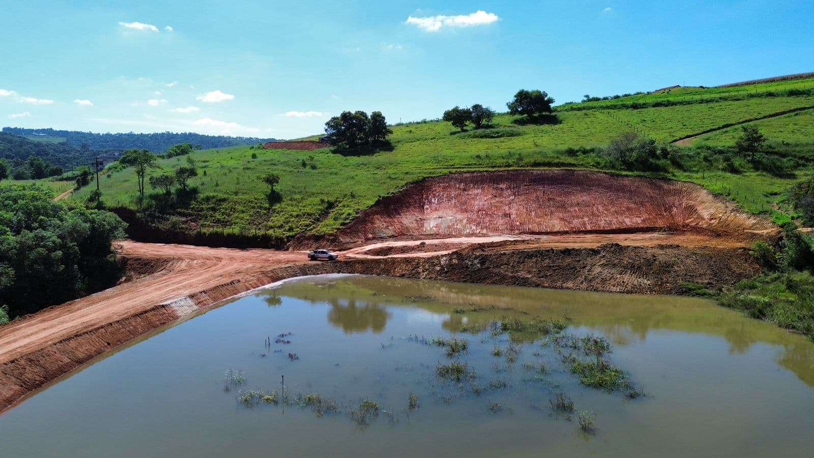 🌄 TERRENO À VENDA – 23.000m² 🌿✔ Terraplenagem pronta ✔ Lago nos fundos com nascente ✔ Vista incrível ✔ Internet fibra óptica ✔ 20% de área nativa preservada