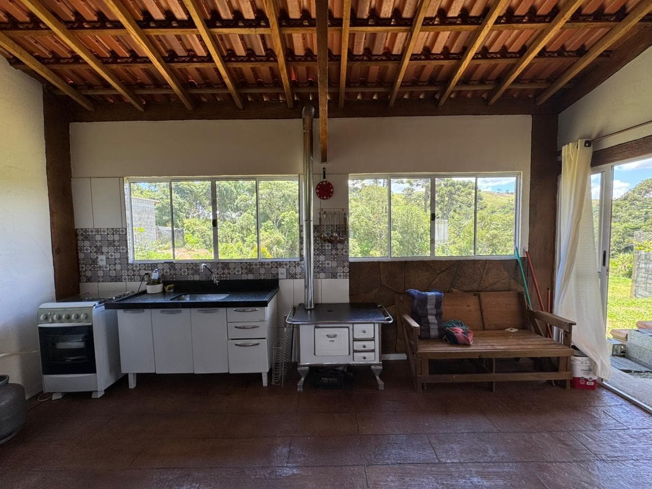 🌿 CHÁCARA À VENDA – TOLEDO/MG | VISTA INCRÍVEL E ÁGUA EM ABUNDÂNCIA 💧🌿 Área total: 1.025 m²