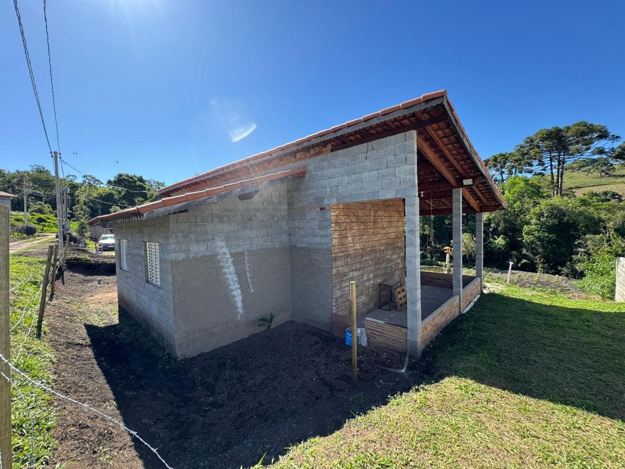 🌿 CHÁCARA À VENDA – TOLEDO/MG | VISTA INCRÍVEL E ÁGUA EM ABUNDÂNCIA 💧🌿 Área total: 1.025 m²