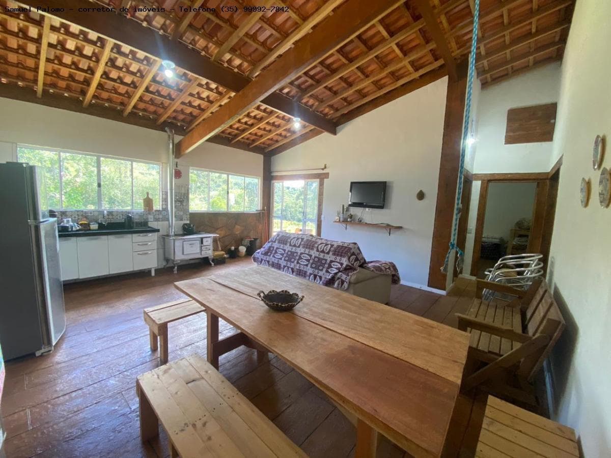 🌿 CHÁCARA À VENDA – TOLEDO/MG | VISTA INCRÍVEL E ÁGUA EM ABUNDÂNCIA 💧🌿 Área total: 1.025 m²