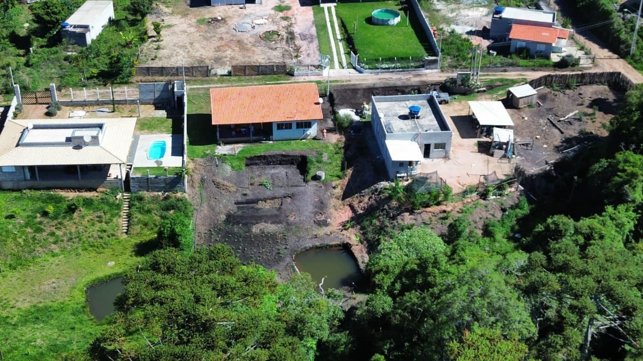 🌿 CHÁCARA À VENDA – TOLEDO/MG | VISTA INCRÍVEL E ÁGUA EM ABUNDÂNCIA 💧🌿 Área total: 1.025 m²