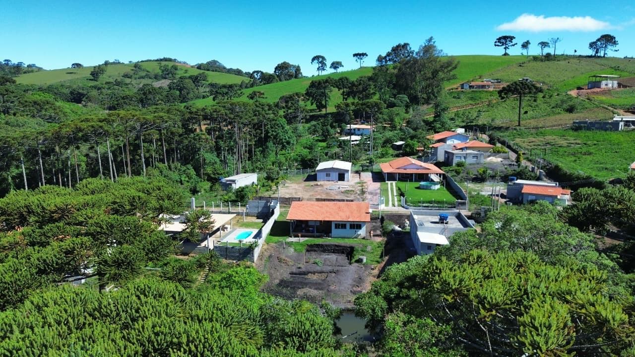 🌿 CHÁCARA À VENDA – TOLEDO/MG | VISTA INCRÍVEL E ÁGUA EM ABUNDÂNCIA 💧🌿 Área total: 1.025 m²